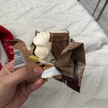 Yarım Kalan Magnum Sandviç Dondurması Ve Çikolata Sosu Eksikliği