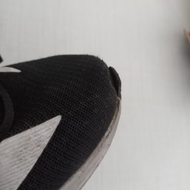 Adidas Ayakkabısındaki Yapışkan Sorunu Ve Kullanıcı Hatası Reddi