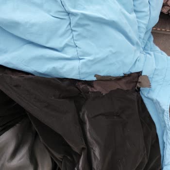 Mavi Montum Kol Ve Yaka Kısımları Bir Yılda Soyulmuş