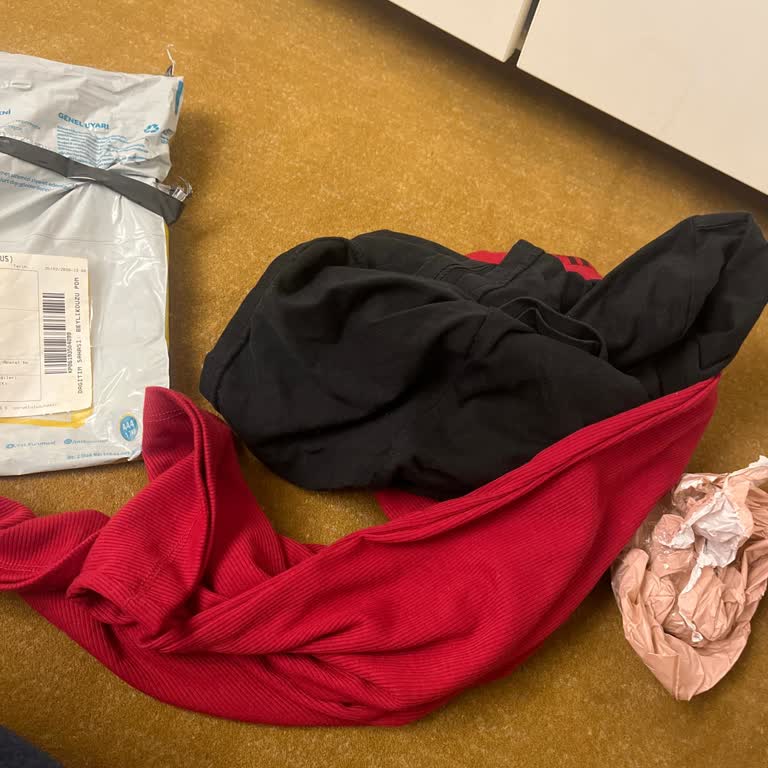 Alıcı Giyilmiş T-Shirtler Gönderdi, Ceketim Yok, Platform Destek Vermiyor