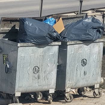 Sabah Çöp Toplanmıyor, Okul Çevresi Hijyen Krizine Düşüyor