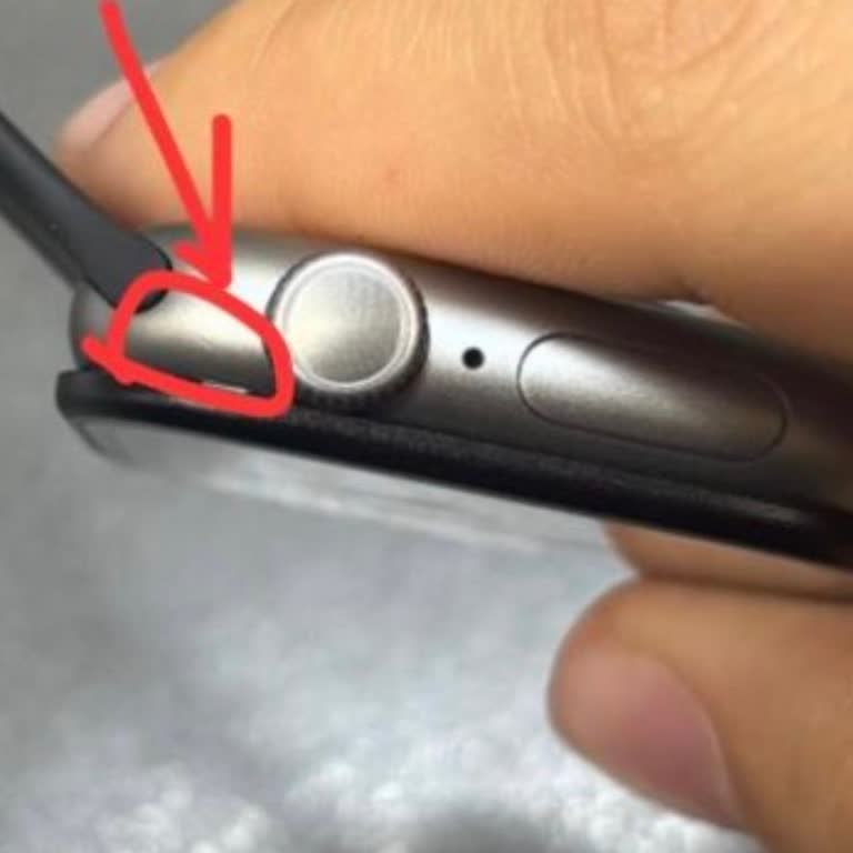 Kırık Apple Watch Teslim Edildi, İade Reddedildi Ve Personel Kaba Davrandı