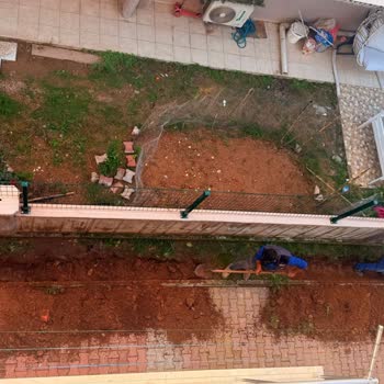 Enerya’nın Bina Önündeki Çukuru Acilen Doldurulmalı