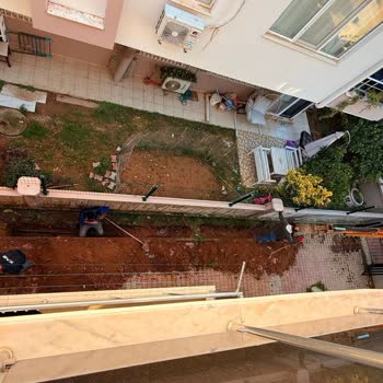 Enerya’nın Bina Önündeki Çukuru Acilen Doldurulmalı