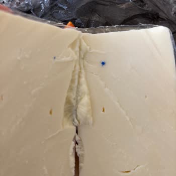 Tarabya Kaşar Peynirinde Plastik Parça Bulunması Sağlık Endişesi Yarattı