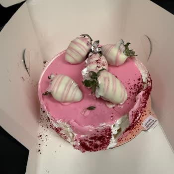 Dağılmış Pasta Ve Cevapsız İletişim Doğum Gününde Mağduriyete Yol Açtı