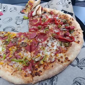 İncecik Hamurlu, Eksik Malzemeli Ve Tavuksuz Domino's Pizzasına 680 TL İade Talebi