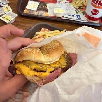 Pedido de Burger King llega frío y descuidadamente después de 1h