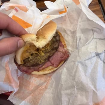 Pedido de Burger King llega frío y descuidadamente después de 1h