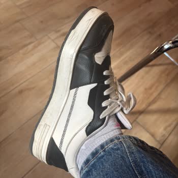 FLO Mağazasından Alınan Spor Ayakkabının Kısa Sürede Açılması Ve Yırtılması