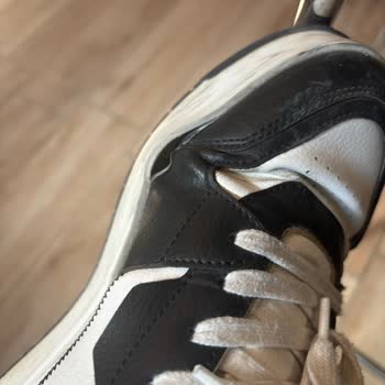 FLO Mağazasından Alınan Spor Ayakkabının Kısa Sürede Açılması Ve Yırtılması