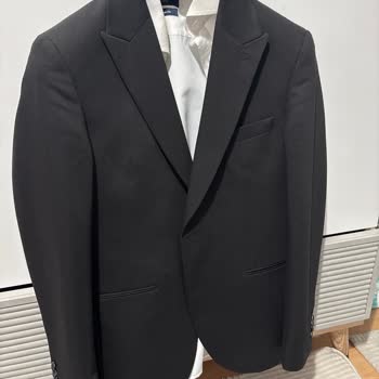 Damat Takım Elbisesi Boya Sızdırıyor, Gömlekler Mahvoldu