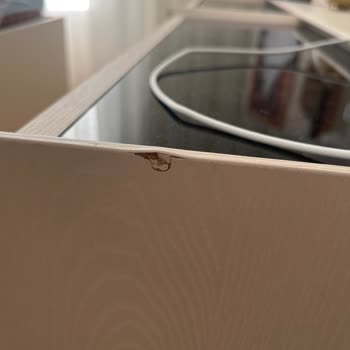 Komodinin Deforme Olması Ve Altı Aylık Değişim Beklemesi