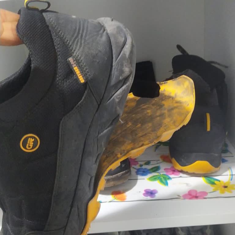 Su Geçirmez Ayakkabının Kısa Sürede Yırtılması Ve Tekrarlanan Tamir Süreci