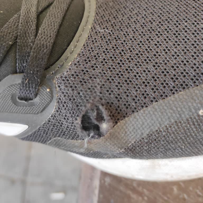 2 Yıllık Garanti Verildiği Sözleşmeye Rağmen Ayakkabı 3 Ayda Yırtıldı