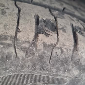 Ford Focus 2023 Modelinde Continental Contact 6 Lastiklerinde Erken Parça Dökülmesi