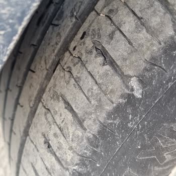 Ford Focus 2023 Modelinde Continental Contact 6 Lastiklerinde Erken Parça Dökülmesi