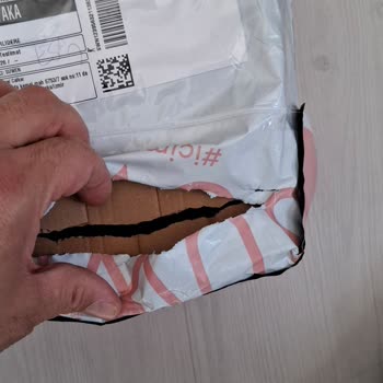 Kargo İçindeki İç Çamaşırı Paketi Kesilmesi Güvenlik Endişesi