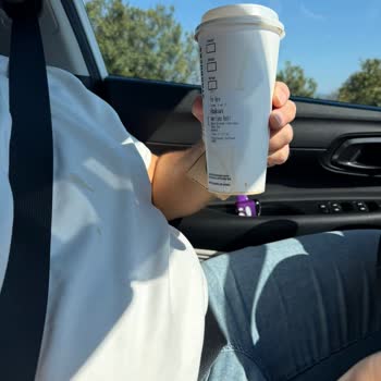 Araçta Açılan Kapak Nedeniyle Sıcak Kahve Dökülmesi Ve Güvenlik Endişesi