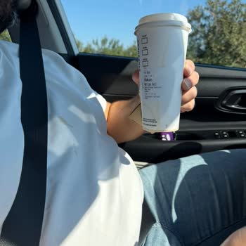 Araçta Açılan Kapak Nedeniyle Sıcak Kahve Dökülmesi Ve Güvenlik Endişesi