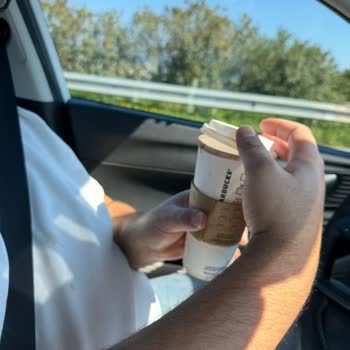 Araçta Açılan Kapak Nedeniyle Sıcak Kahve Dökülmesi Ve Güvenlik Endişesi