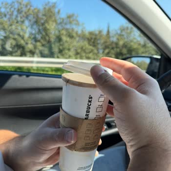 Araçta Açılan Kapak Nedeniyle Sıcak Kahve Dökülmesi Ve Güvenlik Endişesi