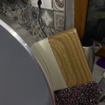 Karaca Tencerenin Kulplarında Ve İç Kısmının Kenar Bölümlerinde Belirgin Şekilde Soyulmalar Başladı