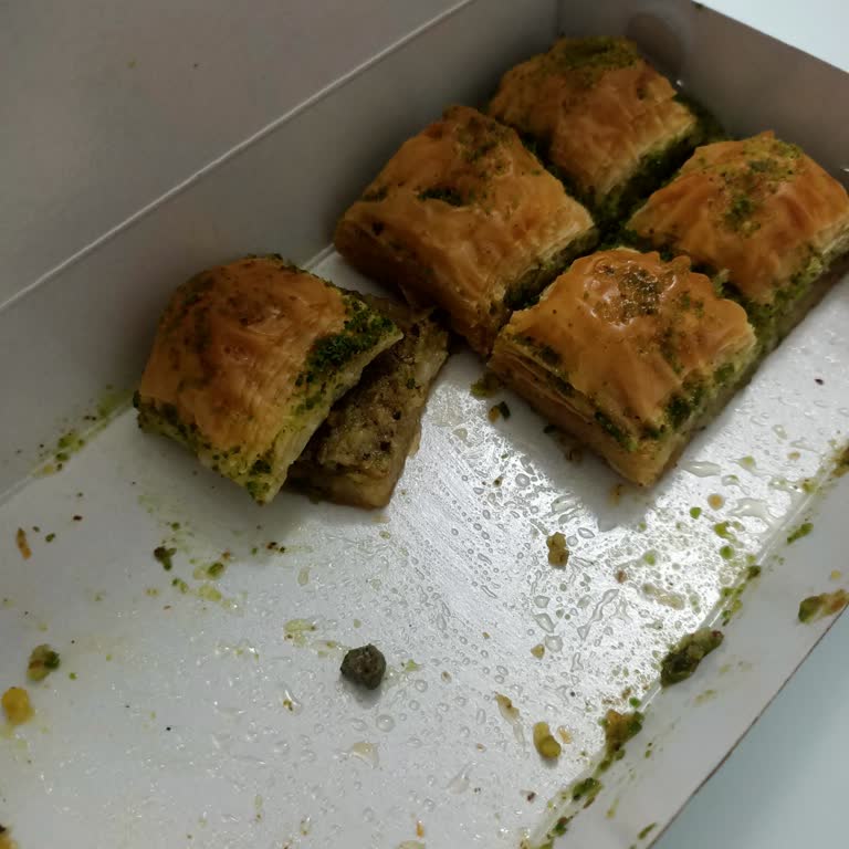 Aslanoğlu Fırın Baklavanın İçinden Taş Çıktığını Fark Ettik