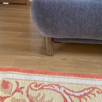 Kırık Ve Ters Takılmış Mobilyalar, Servis Ve Teslimatta İlgisiz Davranış