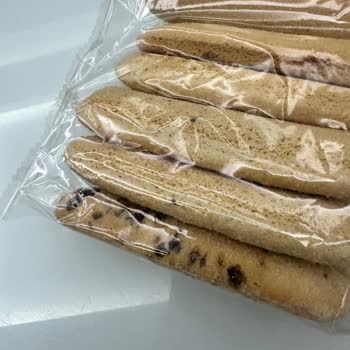 Pesotti Kedi Dili Bisküvisinde Bayat Koku, Siyah Lekeler Ve Eksik Parti Numarası