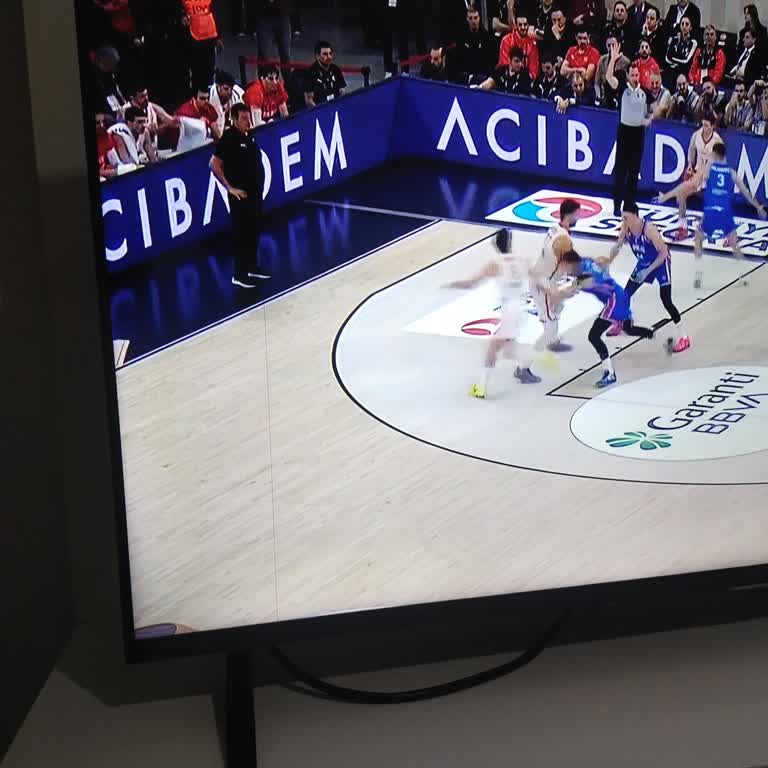 Media Markt Mağazasında Satın Aldığım Televizyonun Ekranında Çizgi Oluştu Değişim Talebi