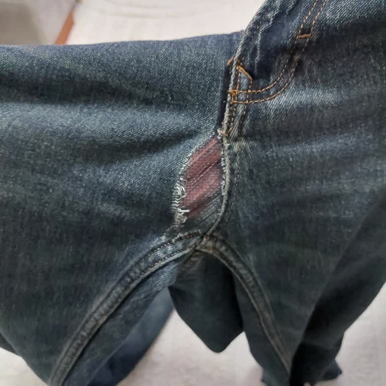 Kısa Sürede Yırtılan Kot Pantolon İçin Değişim Ve İade Talebi