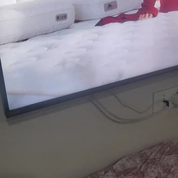 Yüksek Fiyatlı Televizyonda Ekran Lekeleri Ve Tozlanma Nedeniyle Hayal Kırıklığı