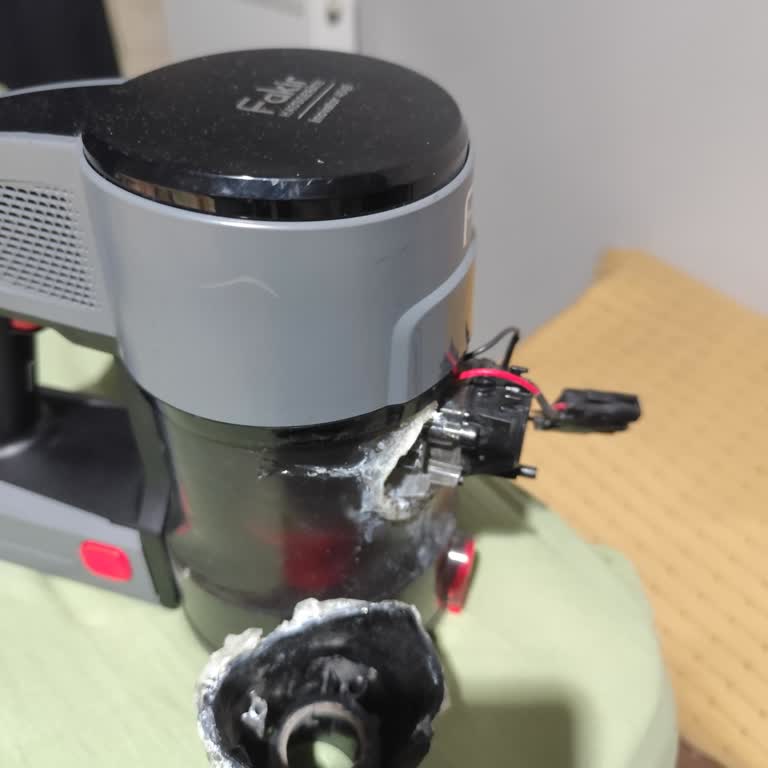 Fakir Innovator 4048 Toz Haznesi Sürekli Kırılıyor Ve Garanti Kapsamı Dışında Bırakılıyor