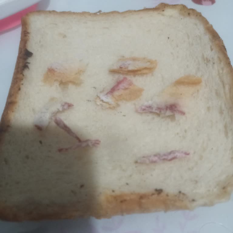 UNO Tost Ekmeğinde Kırmızı Lastik Parçaları Bulundu