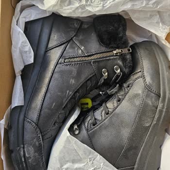 Görsellerdeki Renkle Uyuşmayan Ve Yanlış Beden Kadın Botu