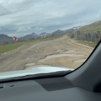 Hazro Köy Yollarındaki Çukurlar Ve Asfalt Bozulması Acilen Onarılmalı