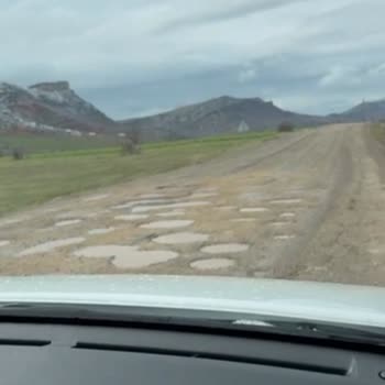 Hazro Köy Yollarındaki Çukurlar Ve Asfalt Bozulması Acilen Onarılmalı