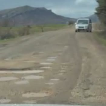 Hazro Köy Yollarındaki Çukurlar Ve Asfalt Bozulması Acilen Onarılmalı