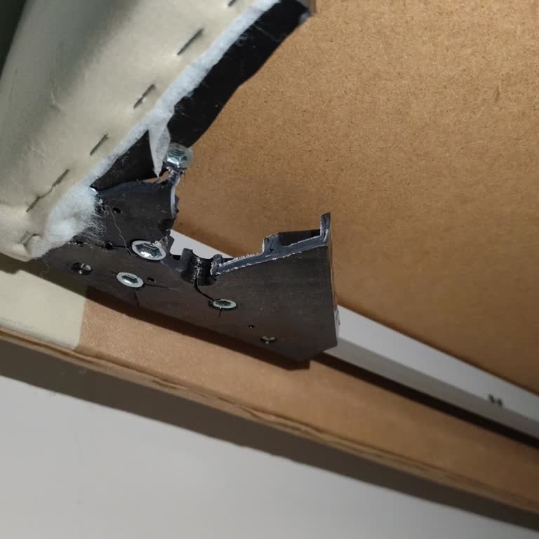 Mondi Yatağının Ayağı Kırıldı, Servis Ulaşılamıyor Ve Ücret Talep Ediliyor