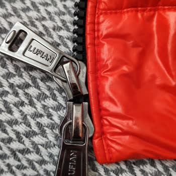 İlk Yıkamada Mont Kaz Tüyleri Toplandı, Kullanılamaz Ve İade Bekliyor