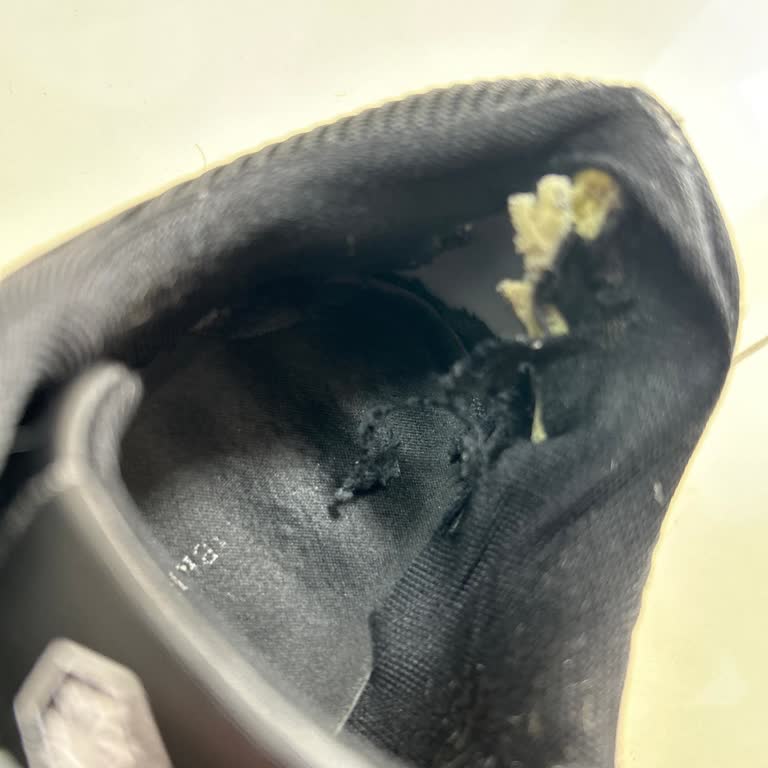 Lumberjack Ayakkabısının İç Süngeri Kısa Sürede Çıktı, Mağaza Garanti Talebini Reddetti