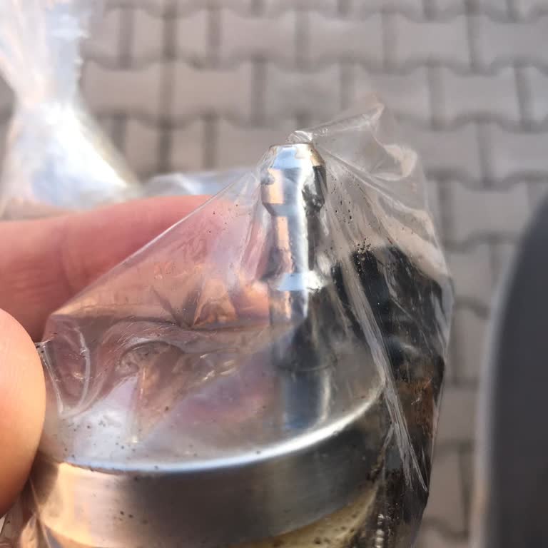 Kırılan Klozet Kapağı Vidası İçin Orijinal Yedek Parça Bulunamama