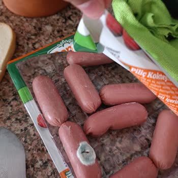 İstanbul Sancaktepe BİM Şubesinde Küflü Kısa Sosis Ürünü