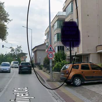 Bursa Büyükşehir Belediyesi Kaldırım Ortasındaki Aydınlatma Direği Engellileri