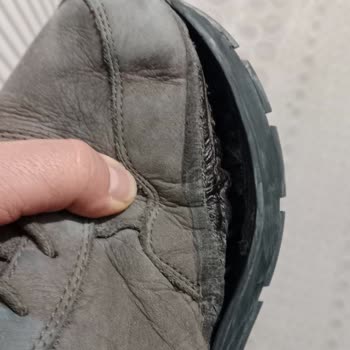 FLO Ayakkabısında Hızlı Taban Ayrılması Ve Renk Atması