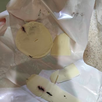 Son Kullanma Tarihini Geçmemiş Tereyağında Siyah Lekeler Gıda Güvenliği Endişesi