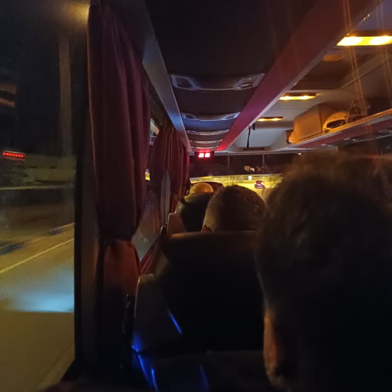 Yüksek Ücretli Otobüste Wi-Fi, Şarj Ve Su Eksikliği Ve Gereksiz Duraklamalar