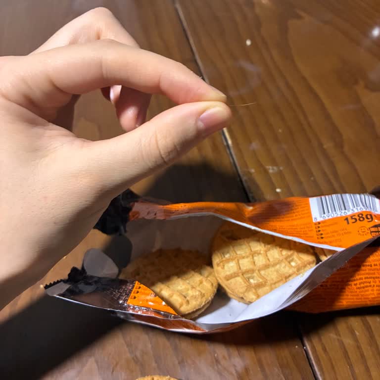 Eti Fıstık Ezmeli Kremalı Proteinli Bisküviden Kedi Tüyüne Benzer Bir Şey Çıktı