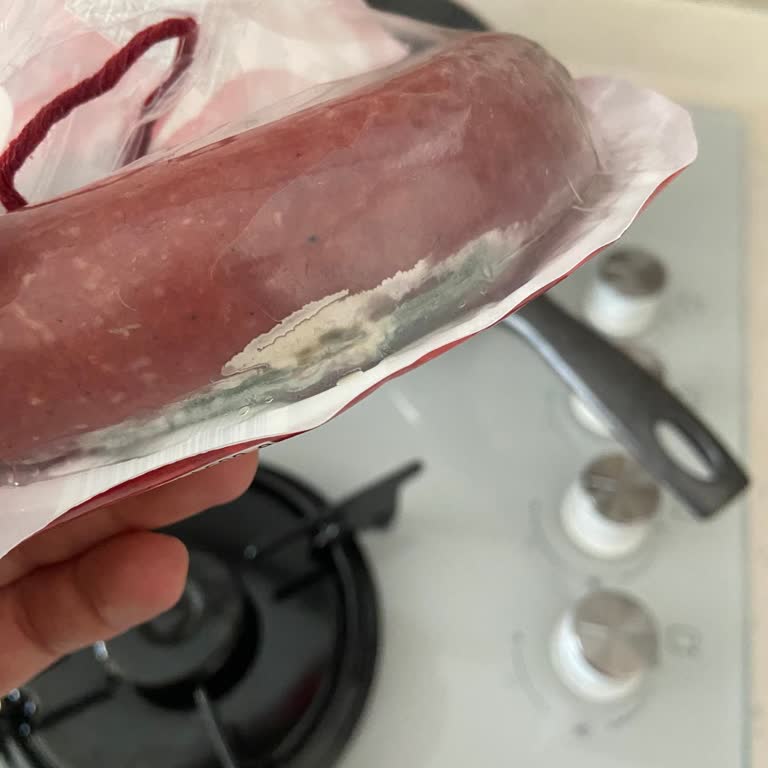 Tarih Geçmemiş Olmasına Rağmen Bozuk Sucuk Ve Süresi Geçmiş Ürünler